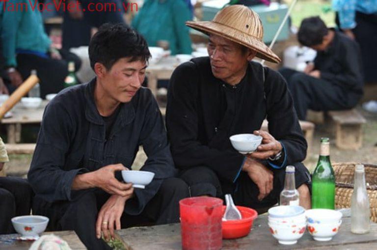 Review đặc sản rượu ngô Hà Giang của người H'Mông vùng cao - Food tour Hà Giang - TRIPMAP