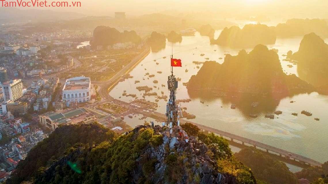 Check-in núi Bài Thơ và khung cảnh “mê hồn” của Vịnh Hạ Long