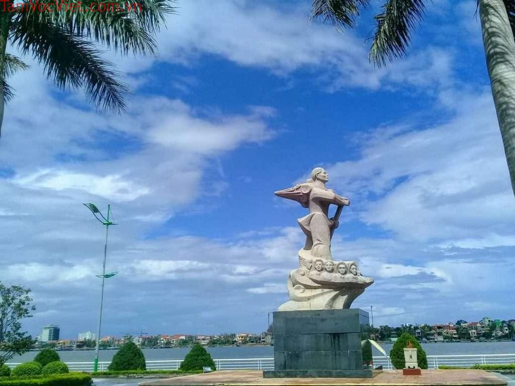 Tượng đài Mẹ Suốt Quảng Bình - Di tích lịch sử bên dòng Nhật Lệ