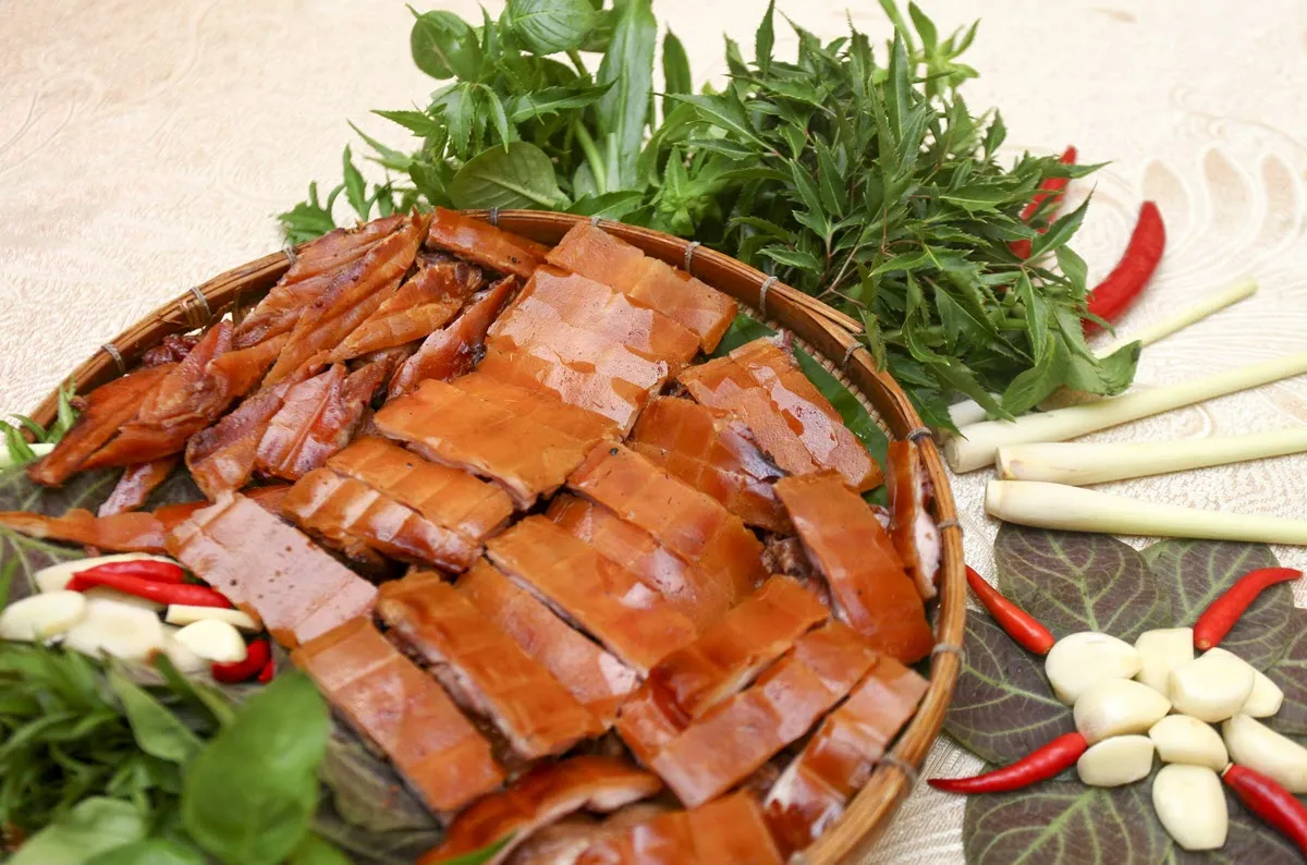 thịt heo quay măng đen