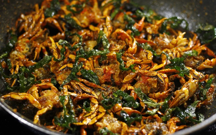 Cách làm cua rang lá lốt thơm bùi, giòn rụm tại nhà - THIẾT BỊ BẾP BẢO HỘ TẠI ĐỨC - CHUẨN CHÂU ÂU - TỐI ƯU BẾP VIỆT