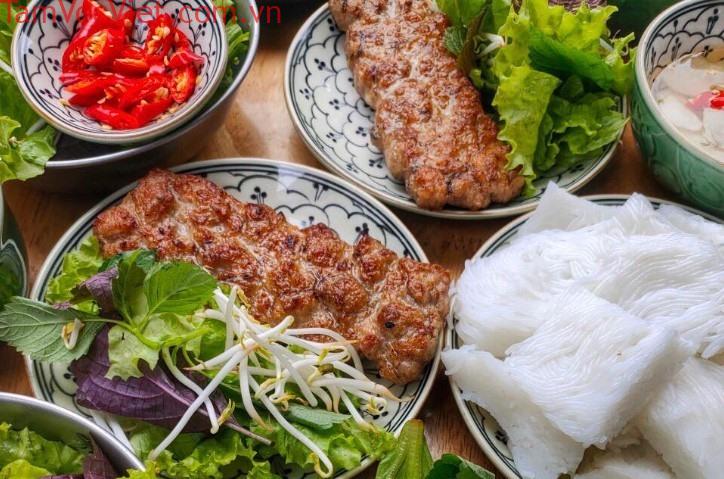 Bún chả quạt Ninh Bình gây tò mò với miếng chả vuông