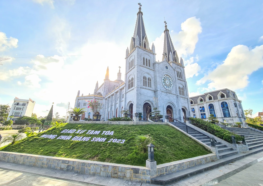 Chiêm ngưỡng nhà thờ được xây dựng từ hơn 1000 khối đá ở Quảng Bình | Báo Pháp Luật TP. Hồ Chí Minh