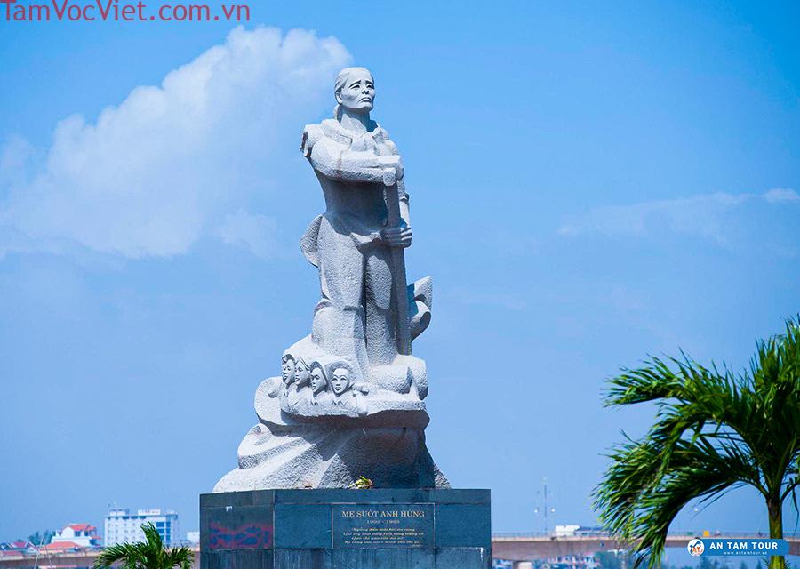 Ghé thăm tượng đài mẹ Suốt - Di tích nổi tiếng bên bờ sông Nhật Lệ | Antamtour.vn