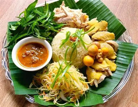 Cơm Gà Hội An: Thịt gà ta xé phay bóp gỏi, ăn kèm cơm nấu bằng nước dùng gà vàng óng, thơm mùi nghệ.