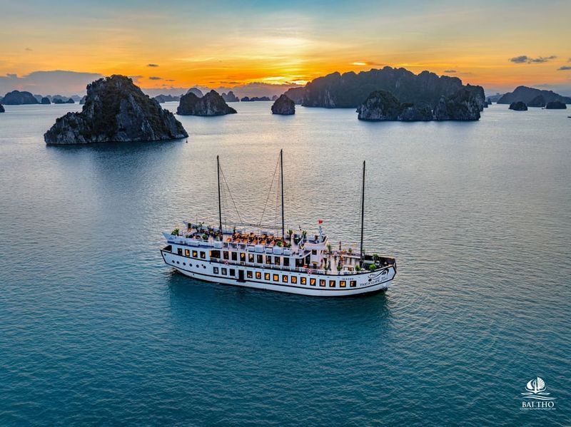 Du thuyền Hạ Long