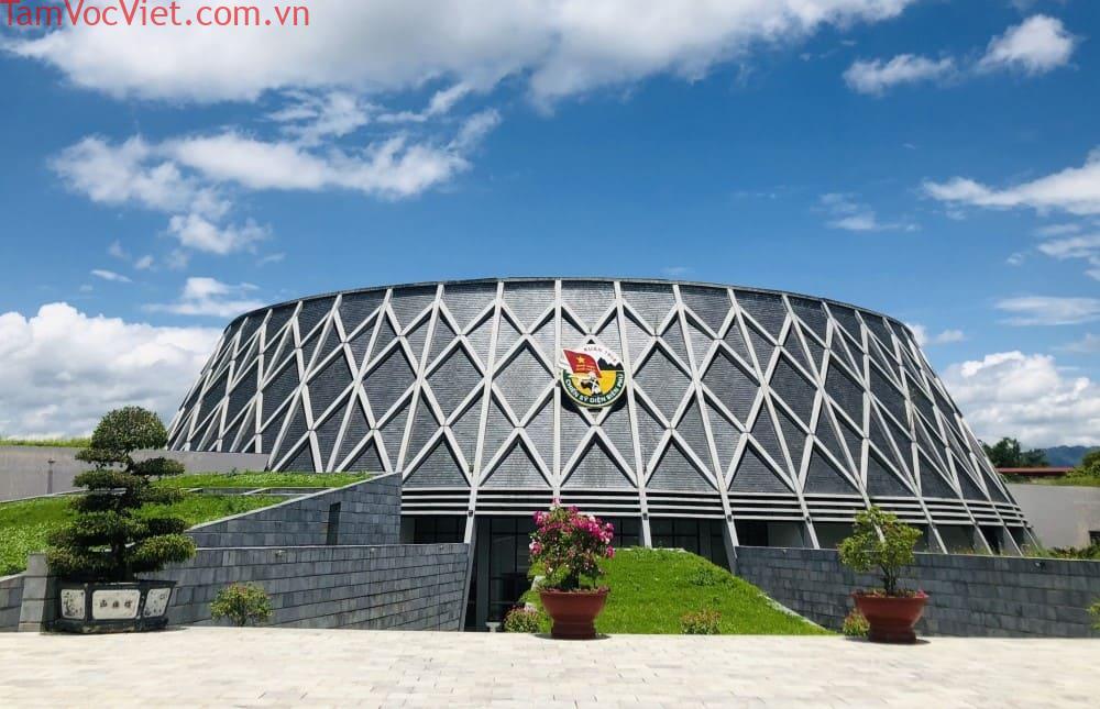 Nhìn ngoài bảo tàng như tấm lưới ngụy trang của chiếc mũ anh bộ đội