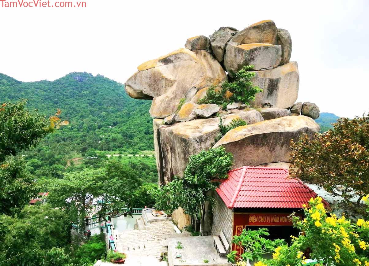 Núi Két: Điểm đến tâm linh nổi tiếng giữa lòng An Giang – VinWonders
