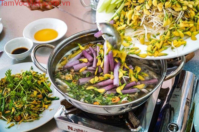 Cách chế biến lẩu cá linh bông điên điển miền Tây ăn một lần nhớ mãi