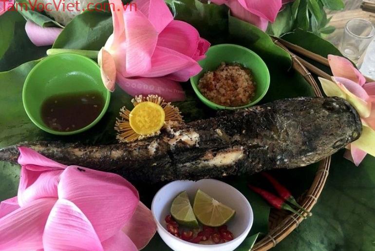 Cá lóc nướng trui cuốn lá sen non – trải nghiệm ẩm thực “phải thử” khi về  Đồng Tháp