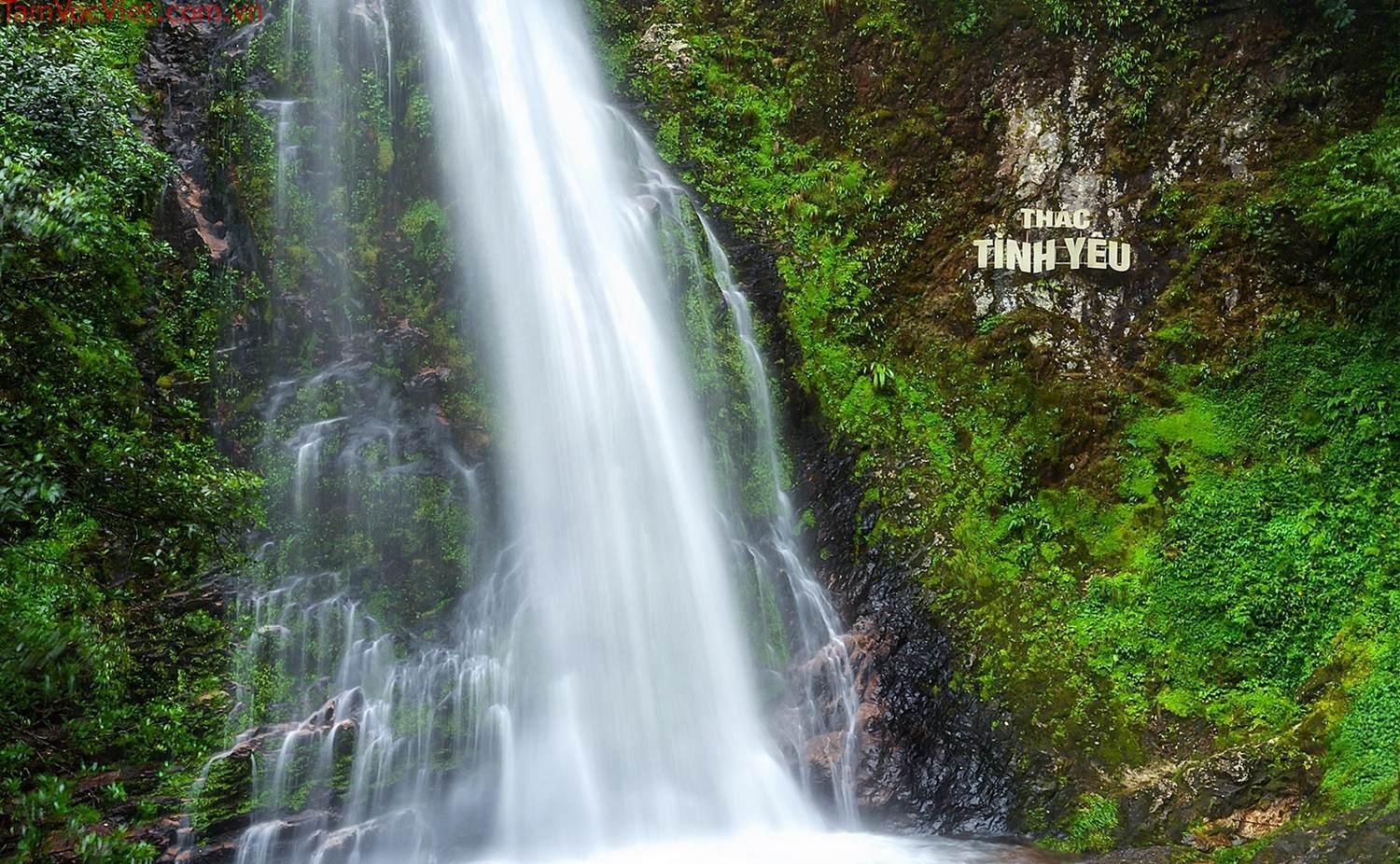 Thác Tình Yêu Sa Pa – thác nước đẹp bậc nhất thị xã mờ sương – VinWonders