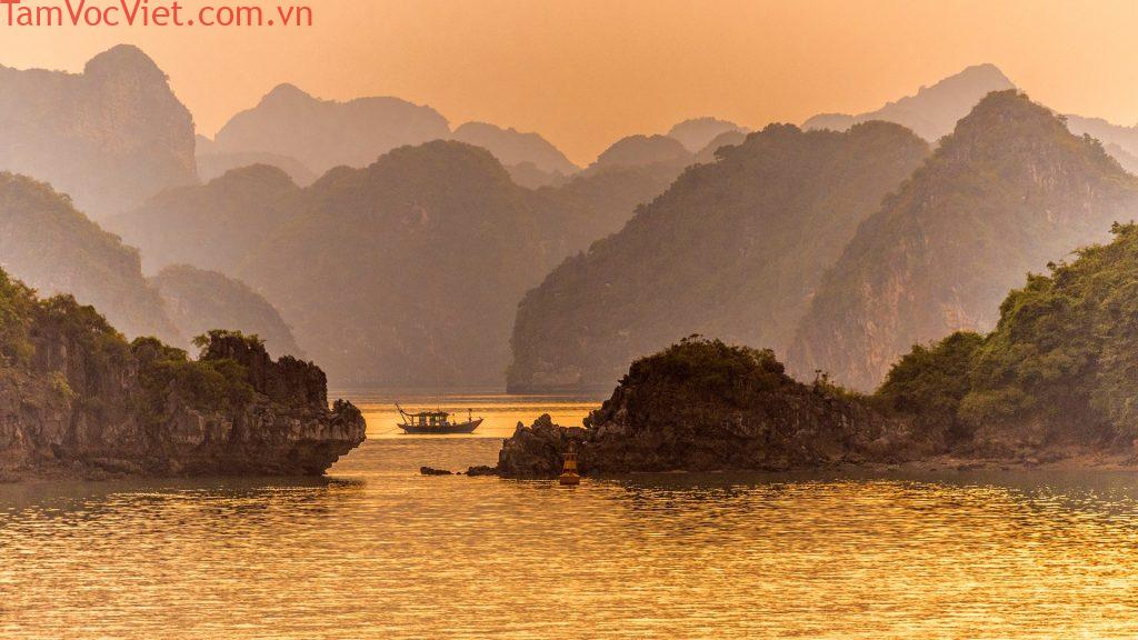 Ha Long Bay at sunset, Quảng Ninh province, Vietnam | Windows Spotlight ...