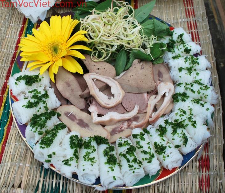 Về Bình Định, ăn bánh hỏi lòng heo - Ảnh 1.