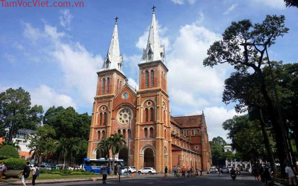 Nhà thờ Đức Bà: Biểu tượng của thành phố mang tên Bác