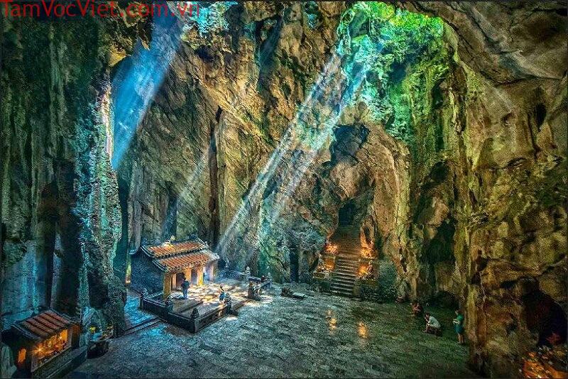 Động Huyền Không huyền bí trong dãy núi Ngũ Hành Sơn - iVIVU.com