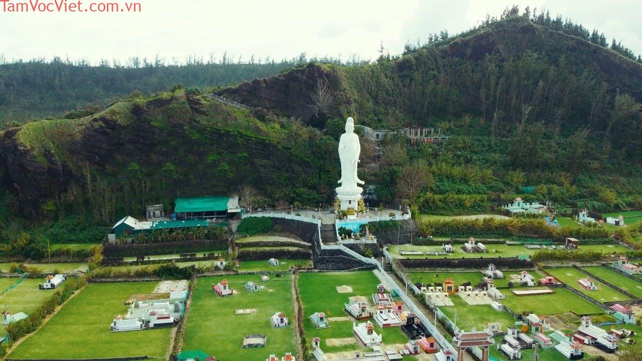 Chùa Đục nằm trên sườn núi Giếng Tiền, nổi bật với tượng Quan Thế Âm hướng ra biển