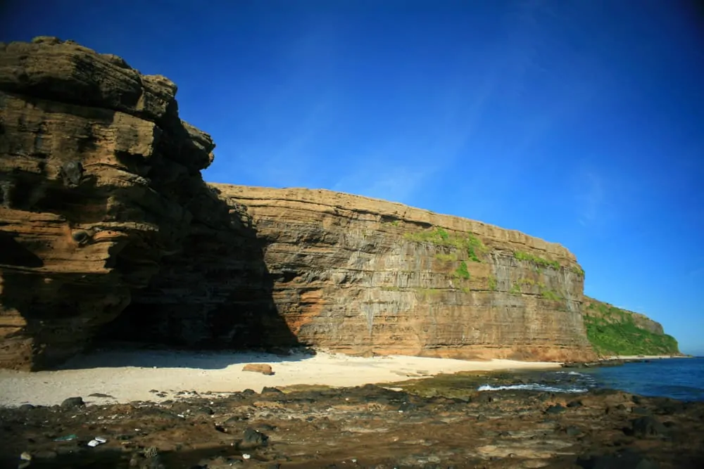 Hang Câu ấn tượng với vách đá hùng vĩ, làn nước trong xanh và khung cảnh thiên nhiên hoang sơ