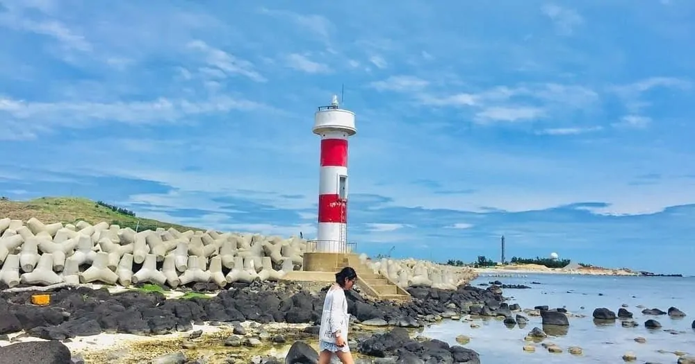 Hòn Mù Cu nổi bật với vẻ đẹp hoang sơ, bãi đá đen độc đáo và khung cảnh bình minh tuyệt đẹp