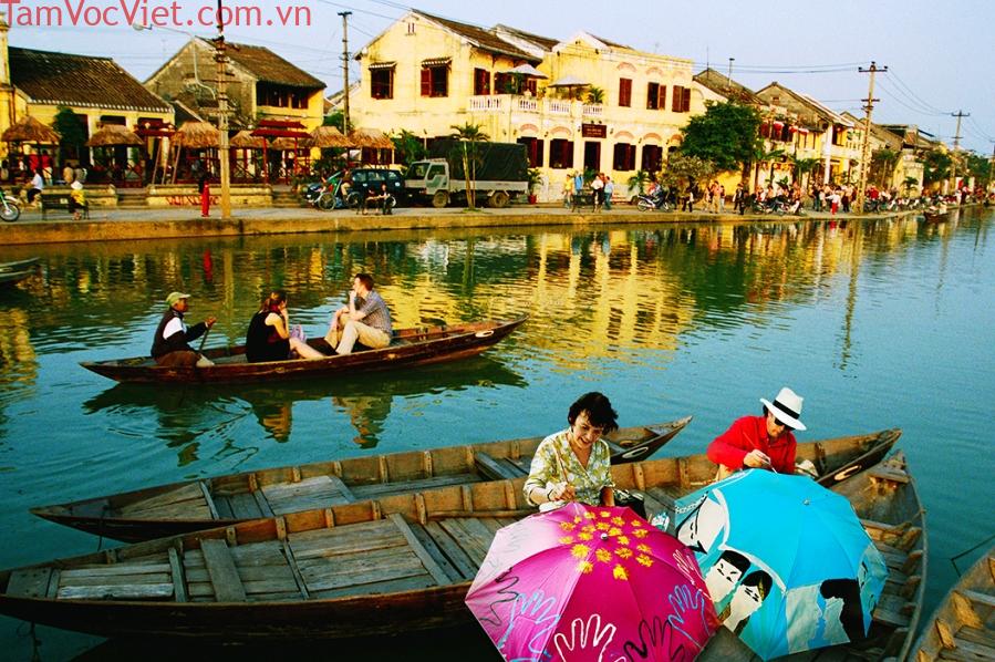 Tour đi thuyền trên sông Hoài phố cổ Hội An - Lux Town Hội An