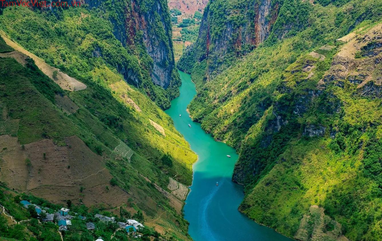 Kinh nghiệm đi thuyền vượt sông Nho Quế ngắm vẻ đẹp của thiên nhiên Hà Giang