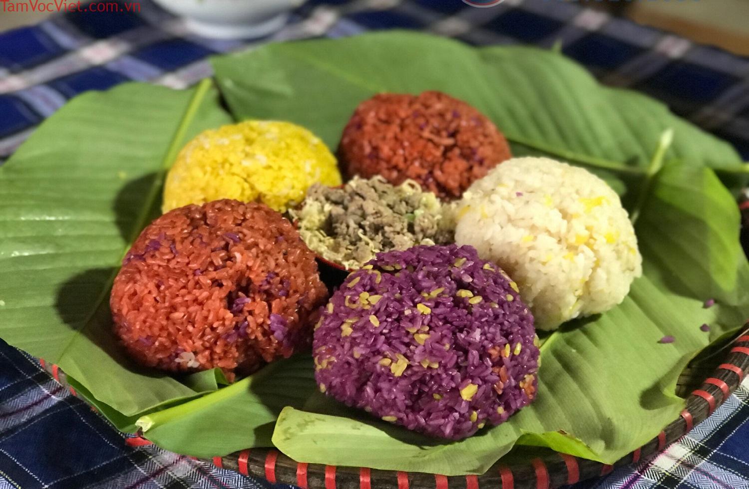 Mê mẩn với mùi vị thơm ngon, đậm đà của gói xôi ngũ sắc Hà Giang