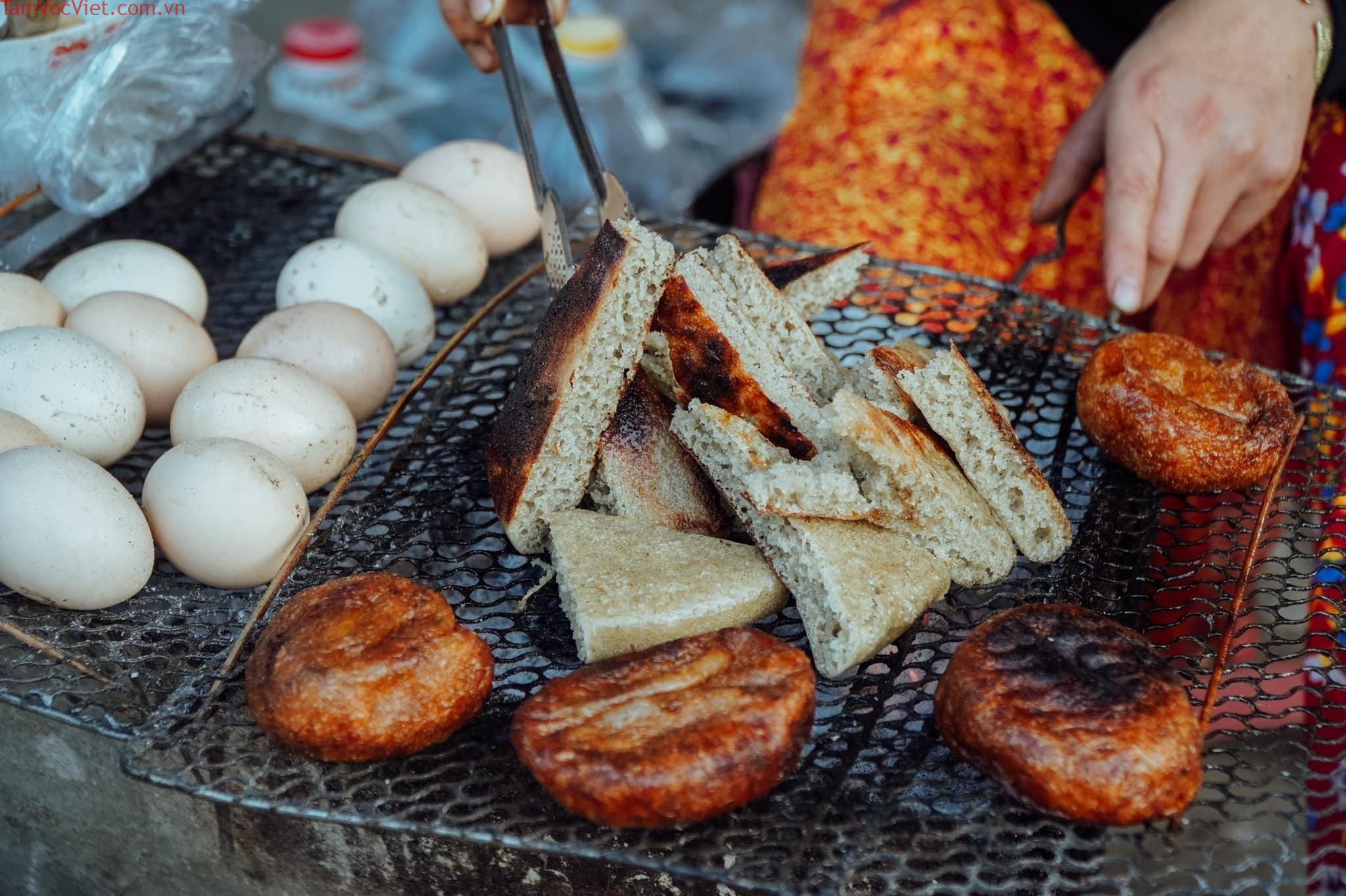 Loại bánh tam giác mạch gần nửa cân mỗi chiếc, phải lên tận Hà Giang mới có