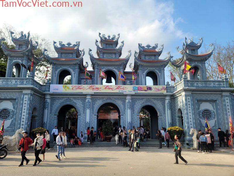 Tấp nập du khách đến đền Tranh dịp đầu năm mới