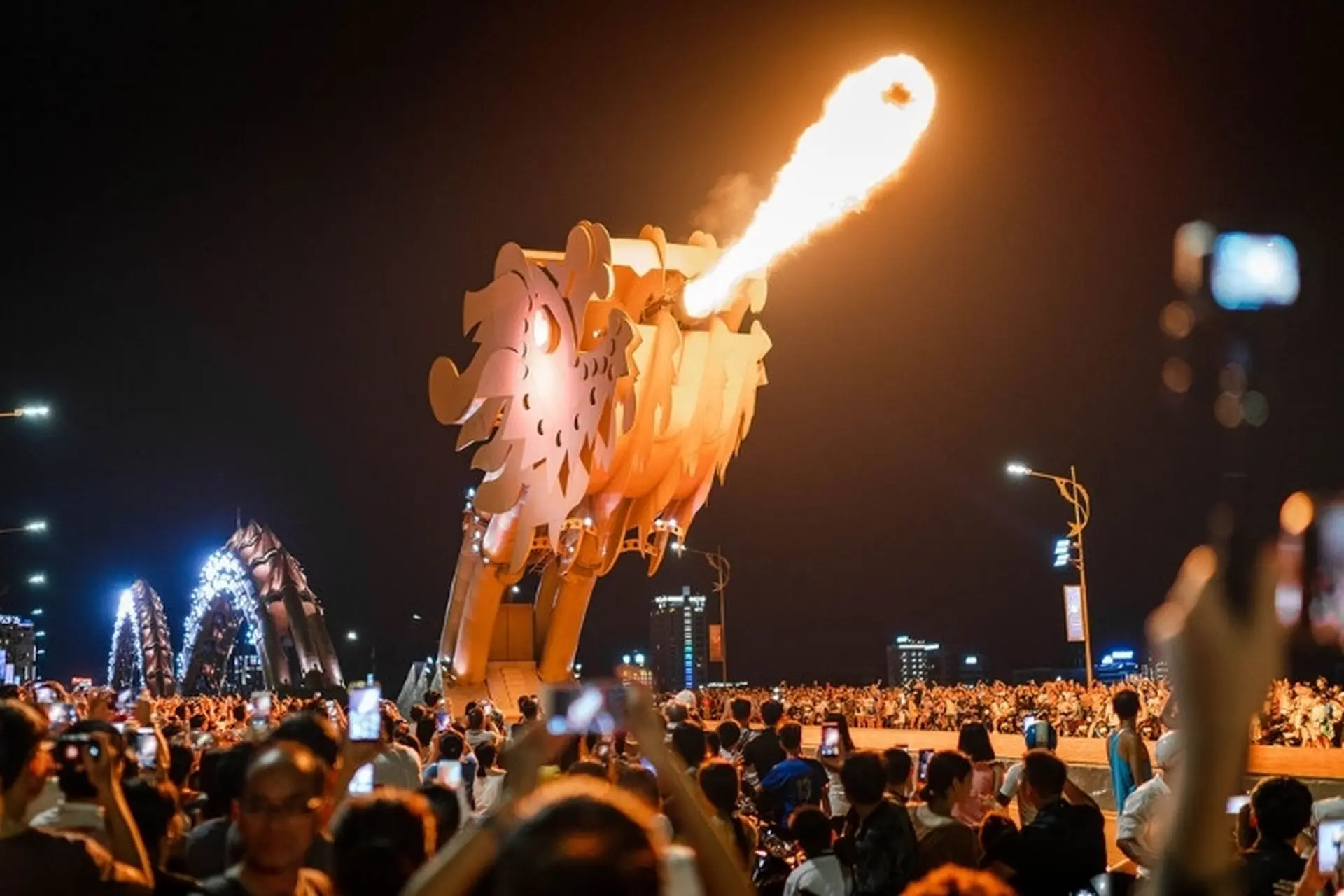 Cầu Rồng phun lửa mấy giờ? Kinh nghiệm ngắm cầu Rồng đẹp