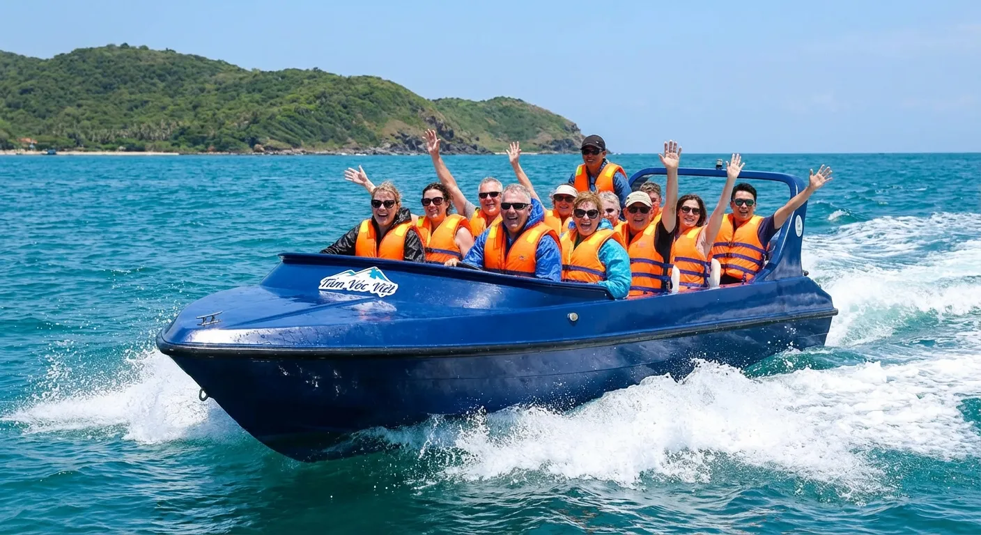 Khách du lịch tham gia tour Cù Lao Chàm Đà Nẵng cùng Tầm Vóc Việt trên cano cao tốc