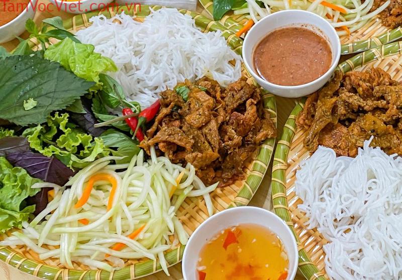 Độc lạ món bún chả chấm chèo Nghệ An