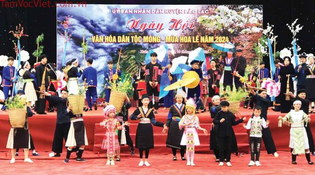 Đặc sắc trang phục dân tộc Mông - Báo Cao Bằng điện tử