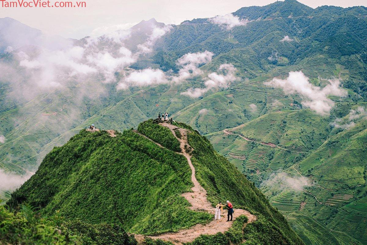 Săn mây trên sống lưng khủng long Háng Đồng ở Tà Xùa