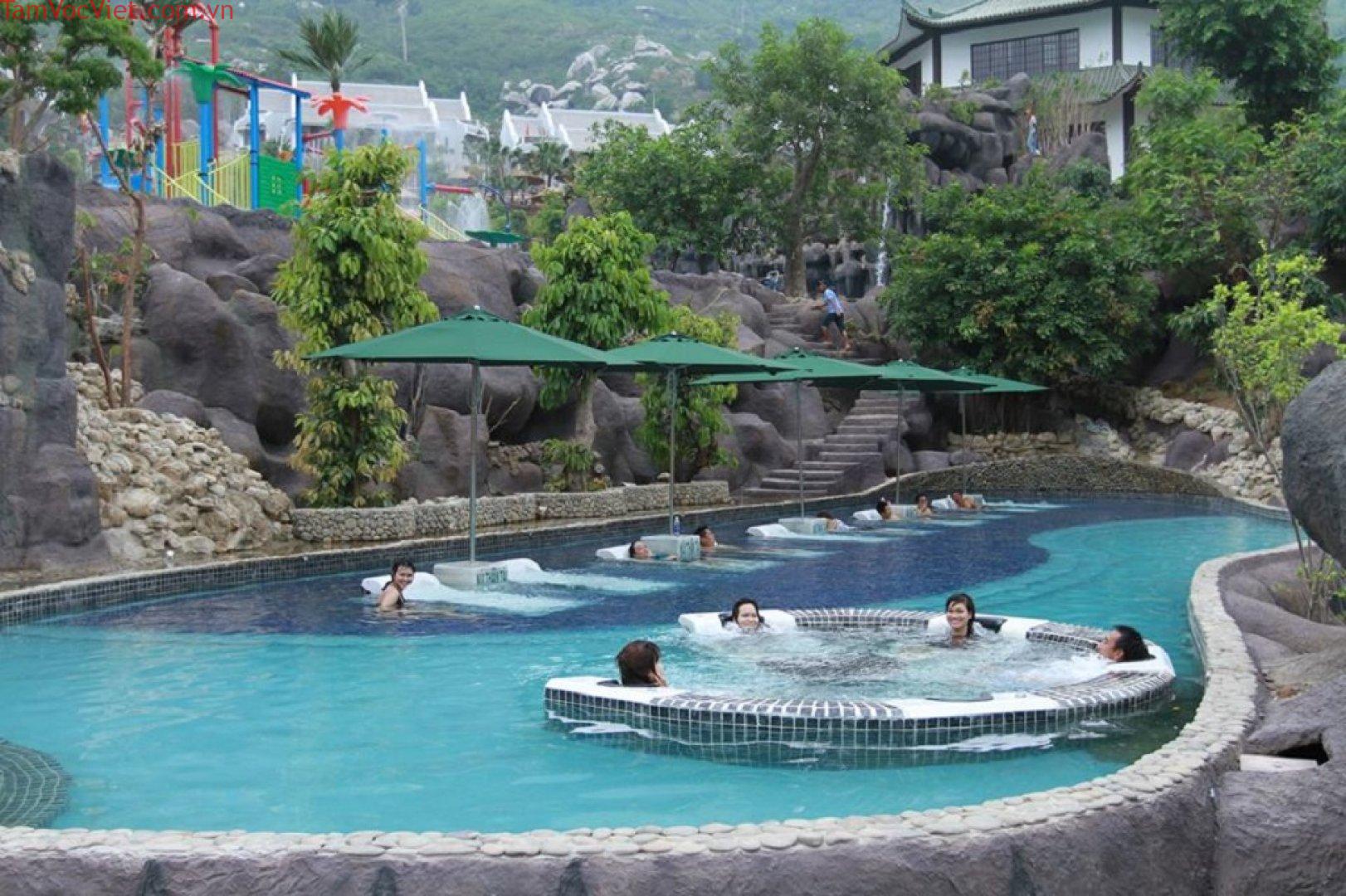 Công viên suối khoáng nóng núi Thần Tài