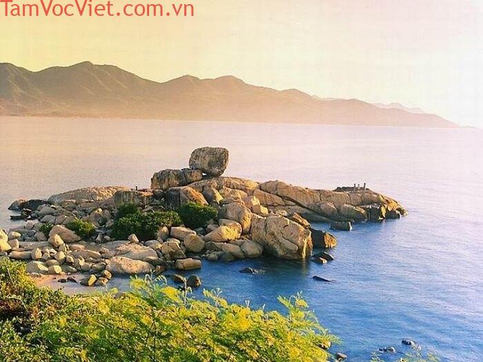 Chiêm ngưỡng vẻ đẹp kỳ thú của Hòn Chồng Hòn Vợ Nha Trang
