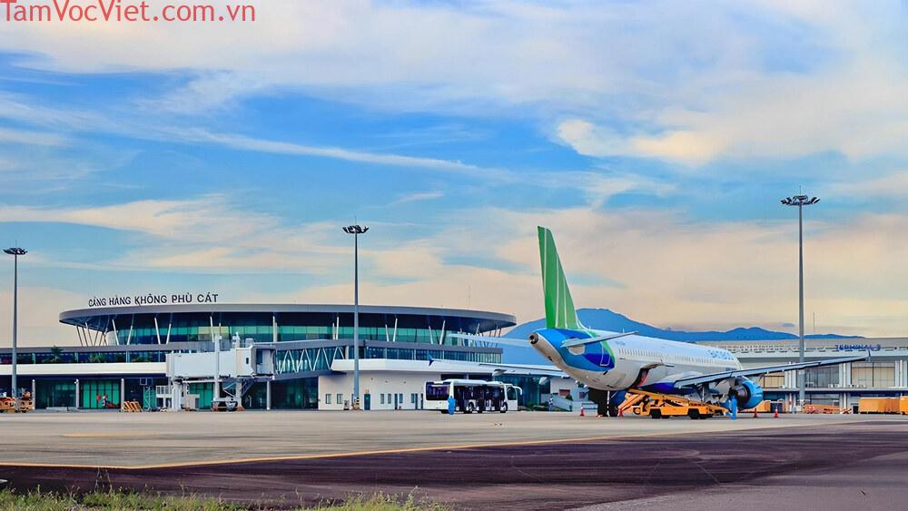 Sân bay Quy Nhơn: Toàn cảnh sân bay với nhà ga hiện đại, máy bay cất và hạ cánh (Ảnh: Sưu tầm Internet)