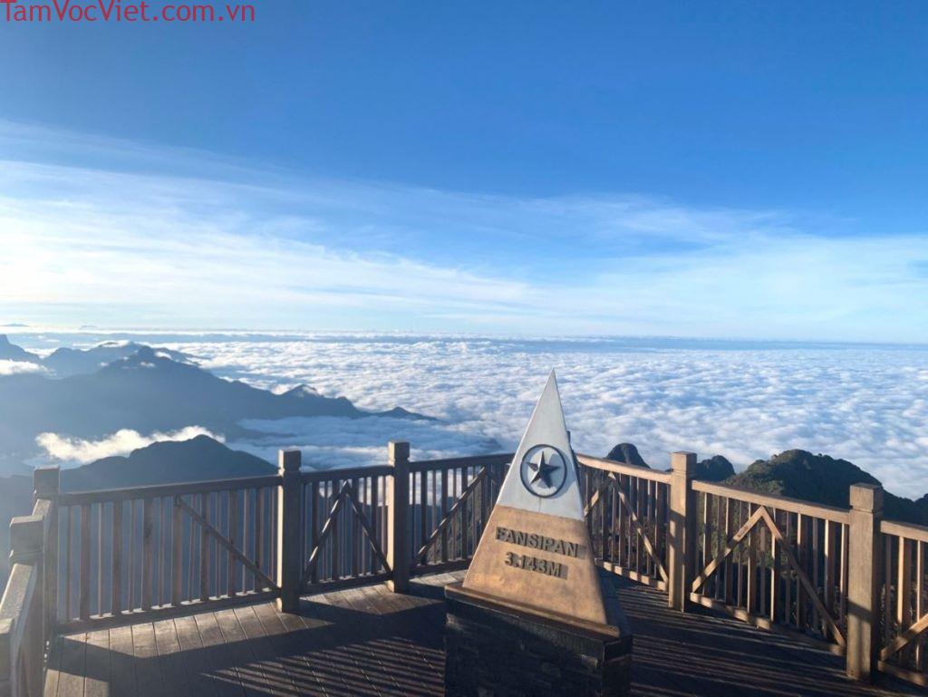 Đỉnh núi Fansipan cao 3.143m.