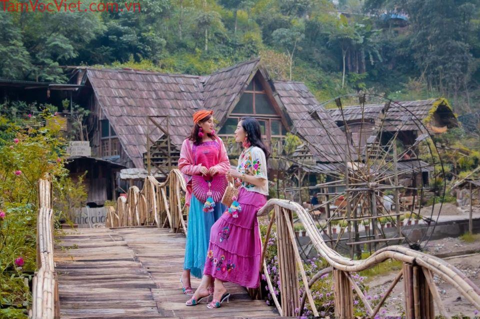 Du khách chụp hình trong bản Cát Cát.