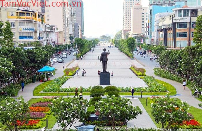 Phố đi bộ Nguyễn Huệ - Điểm đến hấp dẫn về đêm ở Sài thành