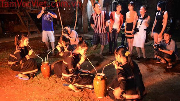 Kết quả hình ảnh cho giao lưu văn nghệ uống rượu cần tại khu du lịch Langbiang