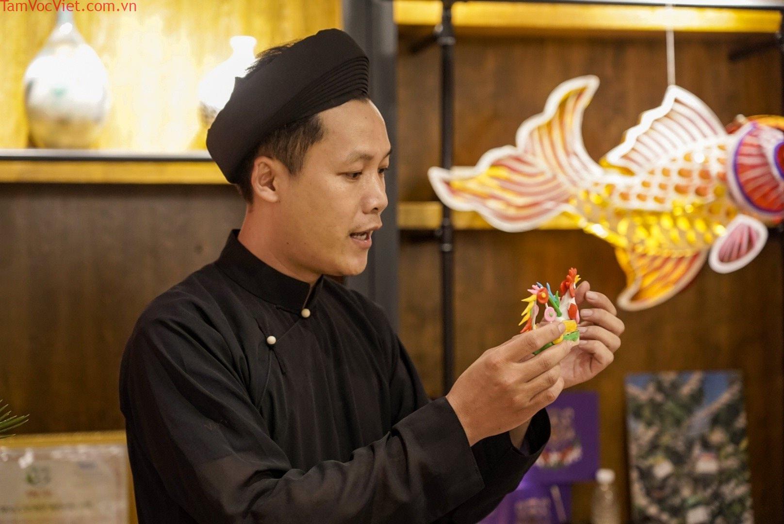 Người đưa tò he ra khỏi "lũy tre làng"