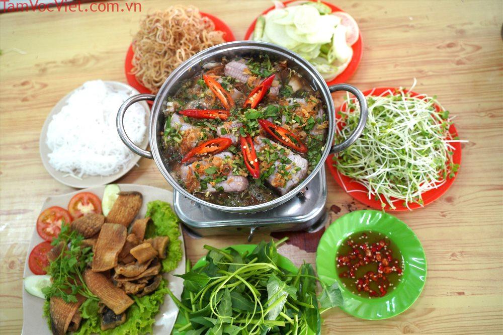 Những miếng cá săn chắc chấm với nước mắm đậm đà, thêm chút cay của ớt rất ngon miệng